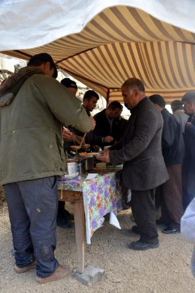 YIRTIK AYAKKABILI MADENCİ BABASINA YARDIM YAĞDI (2) 2