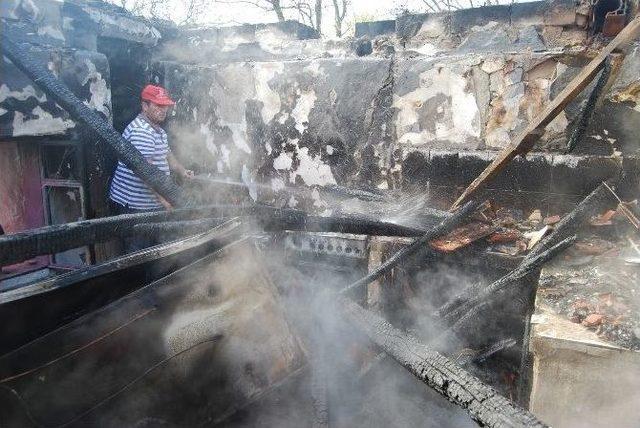 Tekirdağ’da Çıkan Yangın Bir Aileyi Evsiz Bıraktı