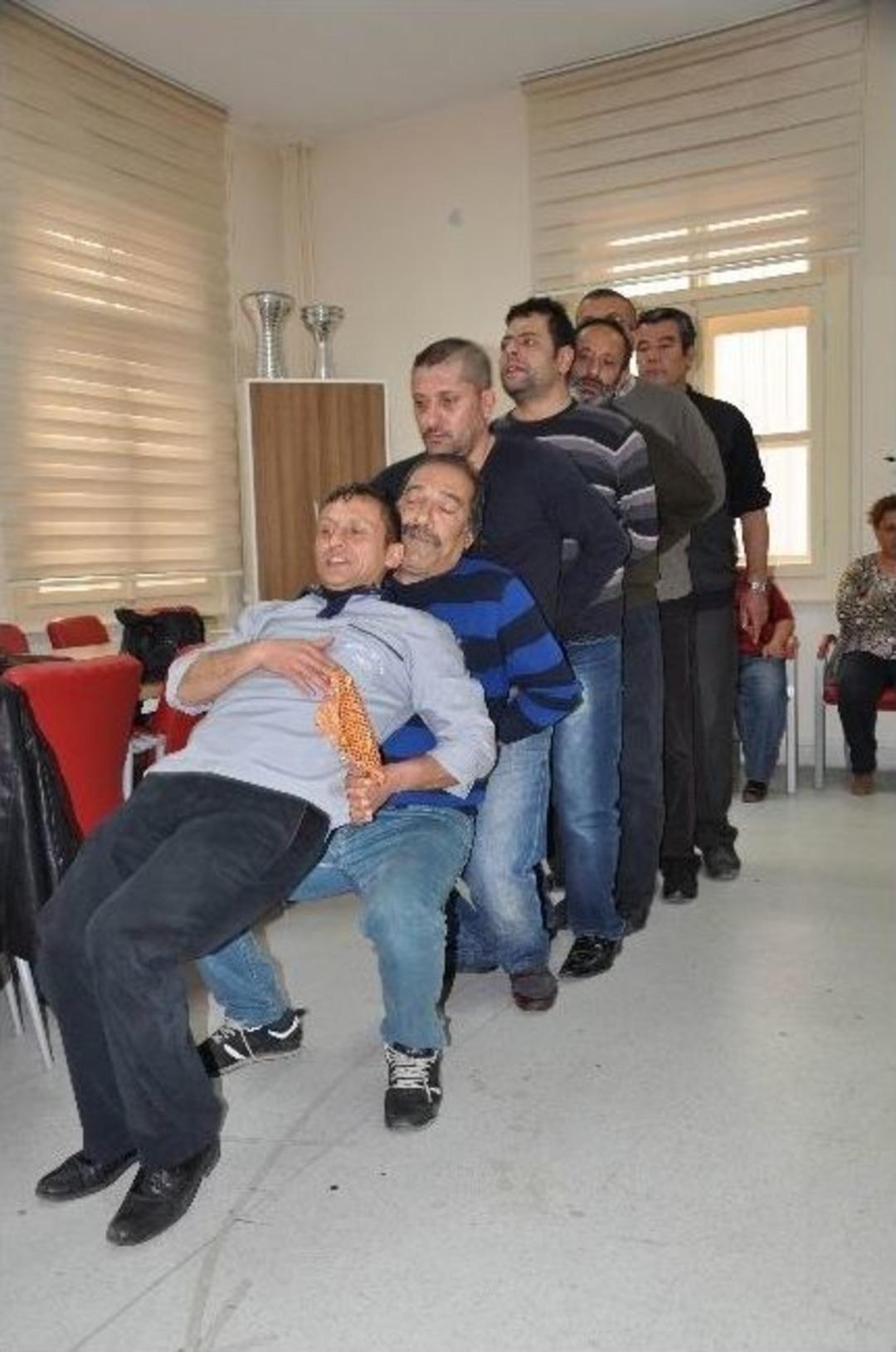 Sivaslı Hastalar Halk Oyunlarıyla Rehabilite Ediliyor