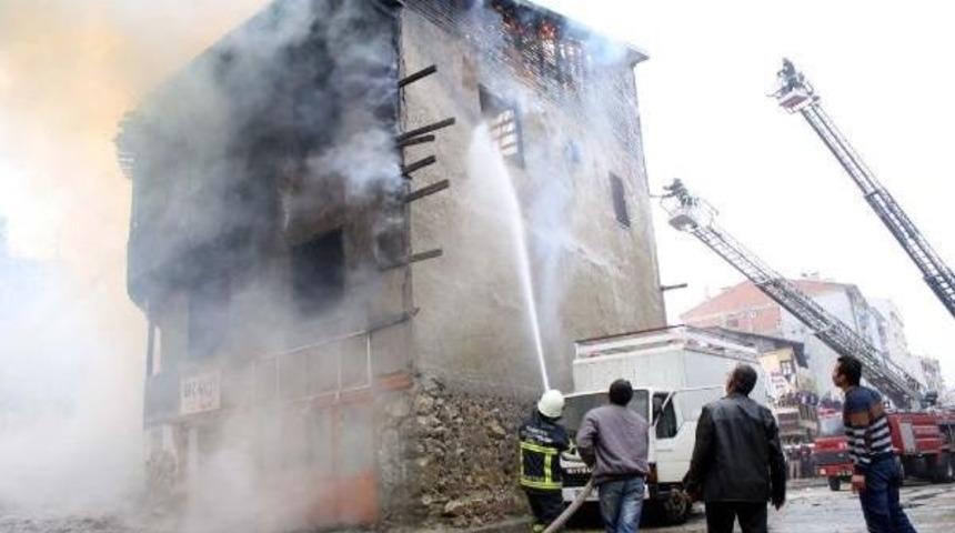 TOKAT'TA TARİHİ AHŞAP BİNA YANGINDA K&Uuml;L OLDU (2)