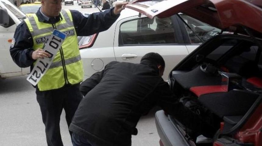 Trafik Polisinden Standart Dışı Plaka Denetimi