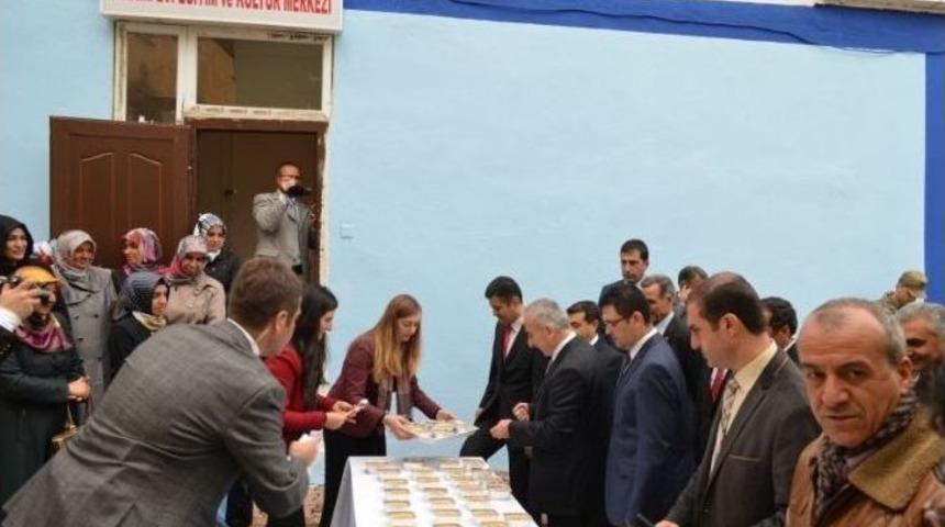 Valı Kam&ccedil;ı P&uuml;t&uuml;rge&rsquo;de Hanım Evi Aşure Sofrasına Katıldı