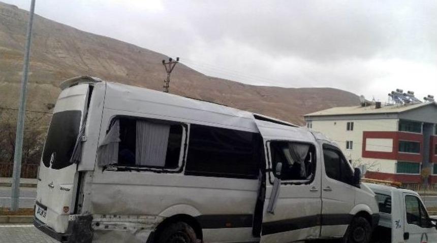 Sivas&rsquo;ta Minib&uuml;s Takla Attı: 20 Yaralı