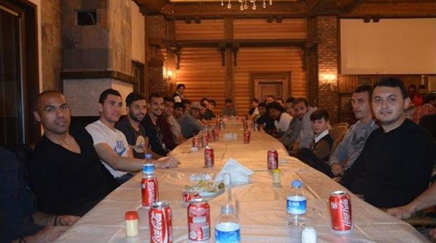 Kayserisporlu Y&ouml;neticiler, Futbolcular Ve Gazeteciler Yemekte Buluştu