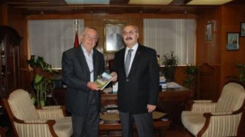 Emekli &Ouml;ğretmenden Valiye Kitap