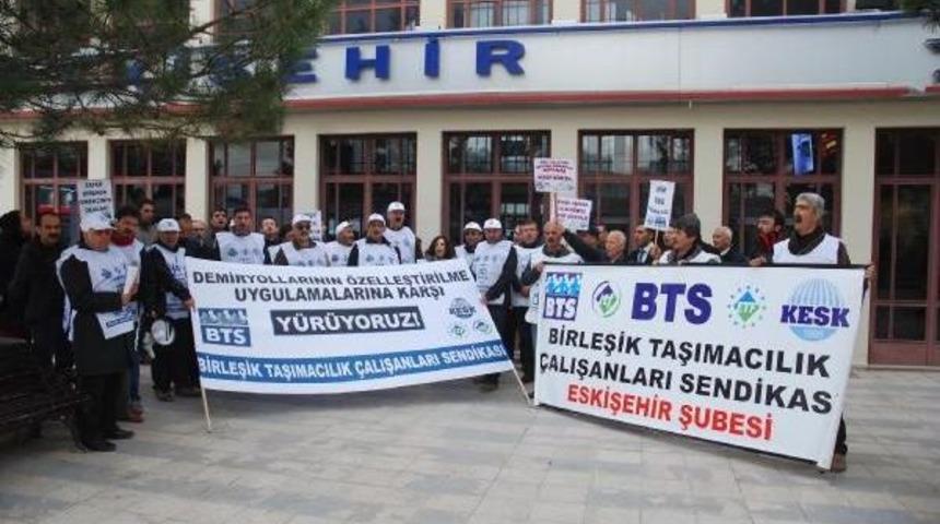 ANKARA'YA Y&Uuml;R&Uuml;YEN DEMİRYOLCULAR ESKİŞEHİR'E GELDİ