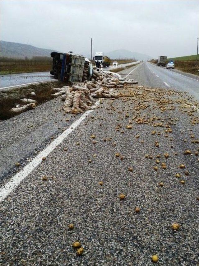 Kamyon Yan Yattı, Tonlarca Patates Yola Saçıldı