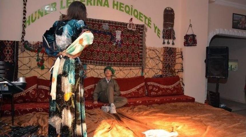 Hakkari&rsquo;de M&uuml;zik Ve Tiyatro G&ouml;sterisi D&uuml;zenlendi