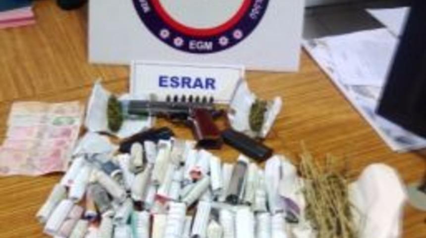 Polisten Uyuşturucu Ve Ka&ccedil;ak Sigara Satıcılarına Darbe