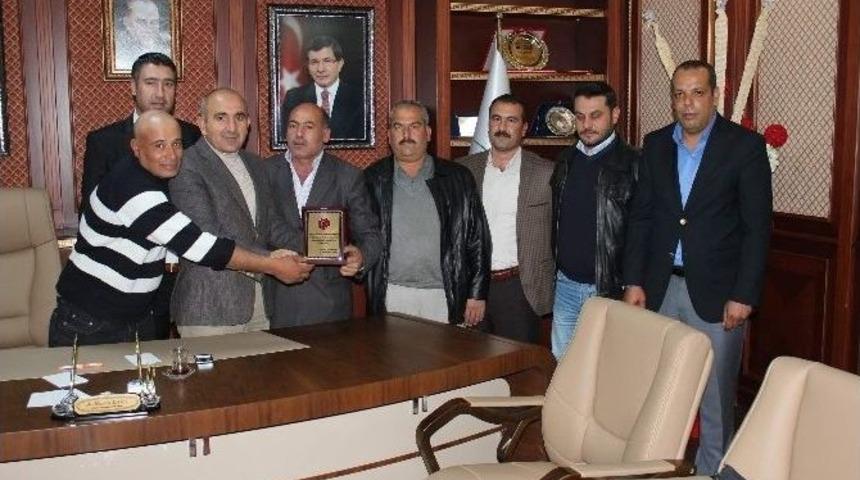 Karataş Yardımlaşma Ve Dayanışma Derneği&rsquo;nden Başkan Kara&rsquo;ya Plaket