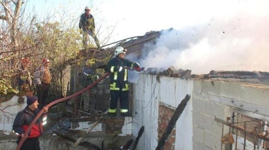 TEK KATLI EV YANGINDA K&Uuml;L OLDU