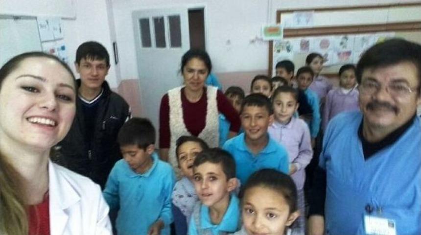 Sağlık Personeli İle Minik &Ouml;ğrenciler &Ouml;z&ccedil;ekimde