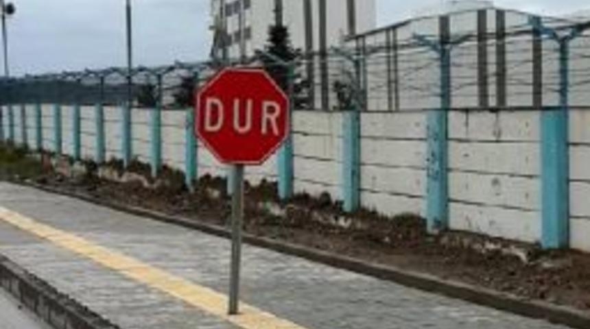 G&Ouml;RME ENGELLİ YOLUNA DİKİLEN TABELAYA TEPKİ