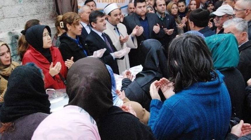 Ak Parti Kadın Kolları Aşure Dağıttı