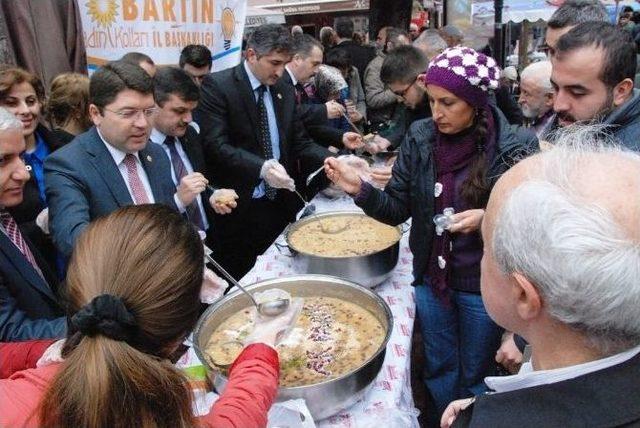 Ak Parti Kadın Kolları Aşure Dağıttı