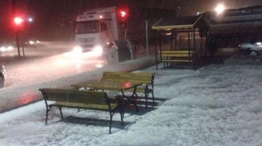 İskenderun&rsquo;a Ceviz B&uuml;y&uuml;kl&uuml;ğ&uuml;nde Dolu Yağdı