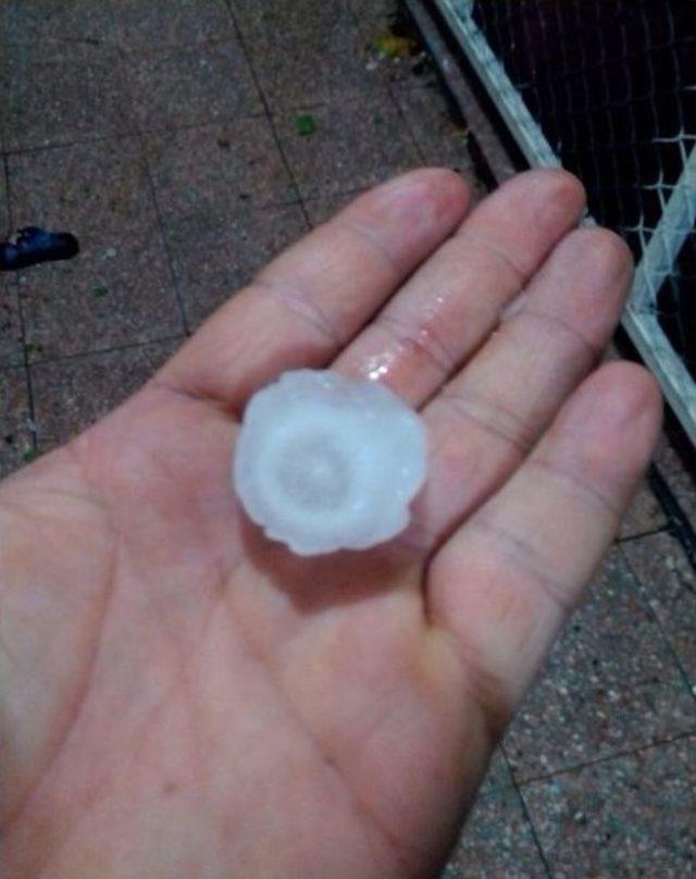 İskenderun&rsquo;a Ceviz B&uuml;y&uuml;kl&uuml;ğ&uuml;nde Dolu Yağdı 2