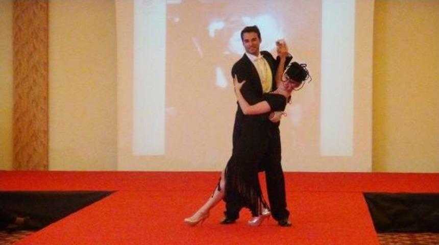 ATAT&Uuml;RK&rsquo;&Uuml;N GİYDİĞİ KIYAFETLER DEFİLEDE SERGİLENDİ