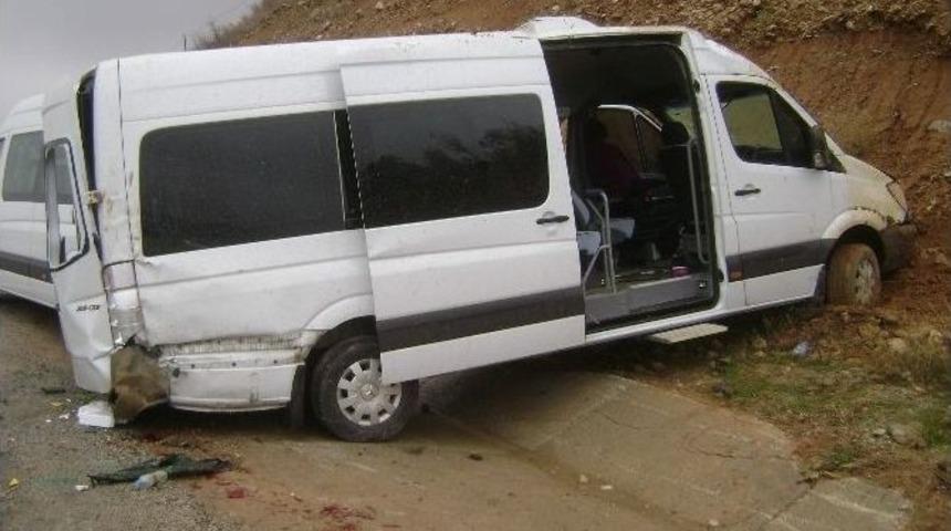 Minib&uuml;s Devrildi: 7 Yaralı