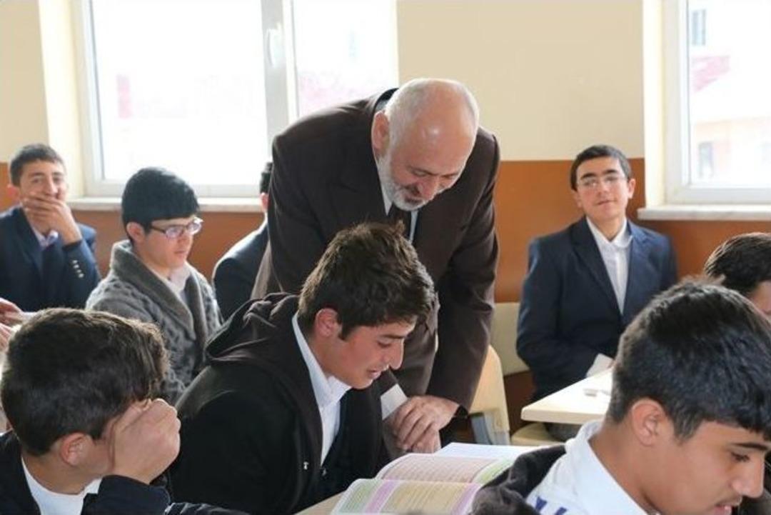 İl M&uuml;ft&uuml;l&uuml;ğ&uuml;nden Başkale Anadolu İmam Hatip Lisesi &Ouml;ğrencilerine &Uuml;niversiteye Hazırlık Kitap Seti Desteği