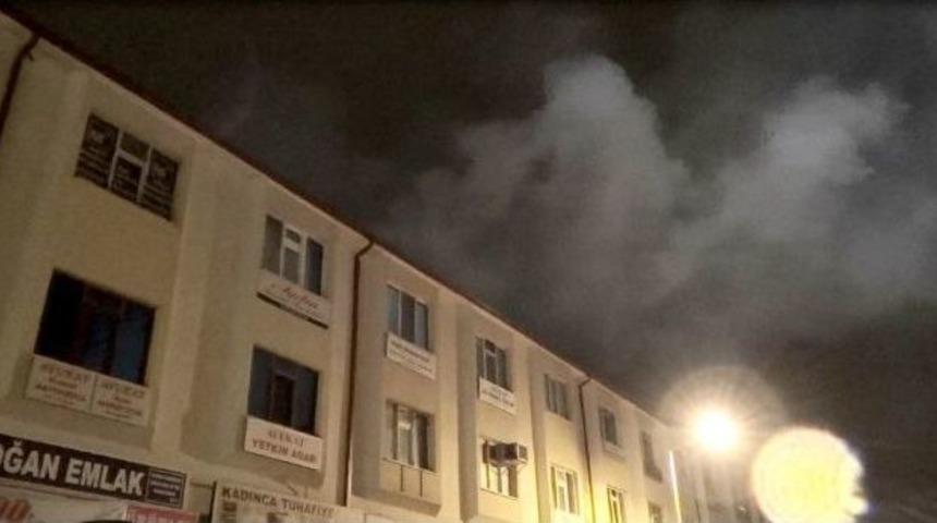 D&uuml;zce&rsquo;de İş Merkezinin &Ccedil;atı Katında &Ccedil;ıkan Dumanlar Korkuttu