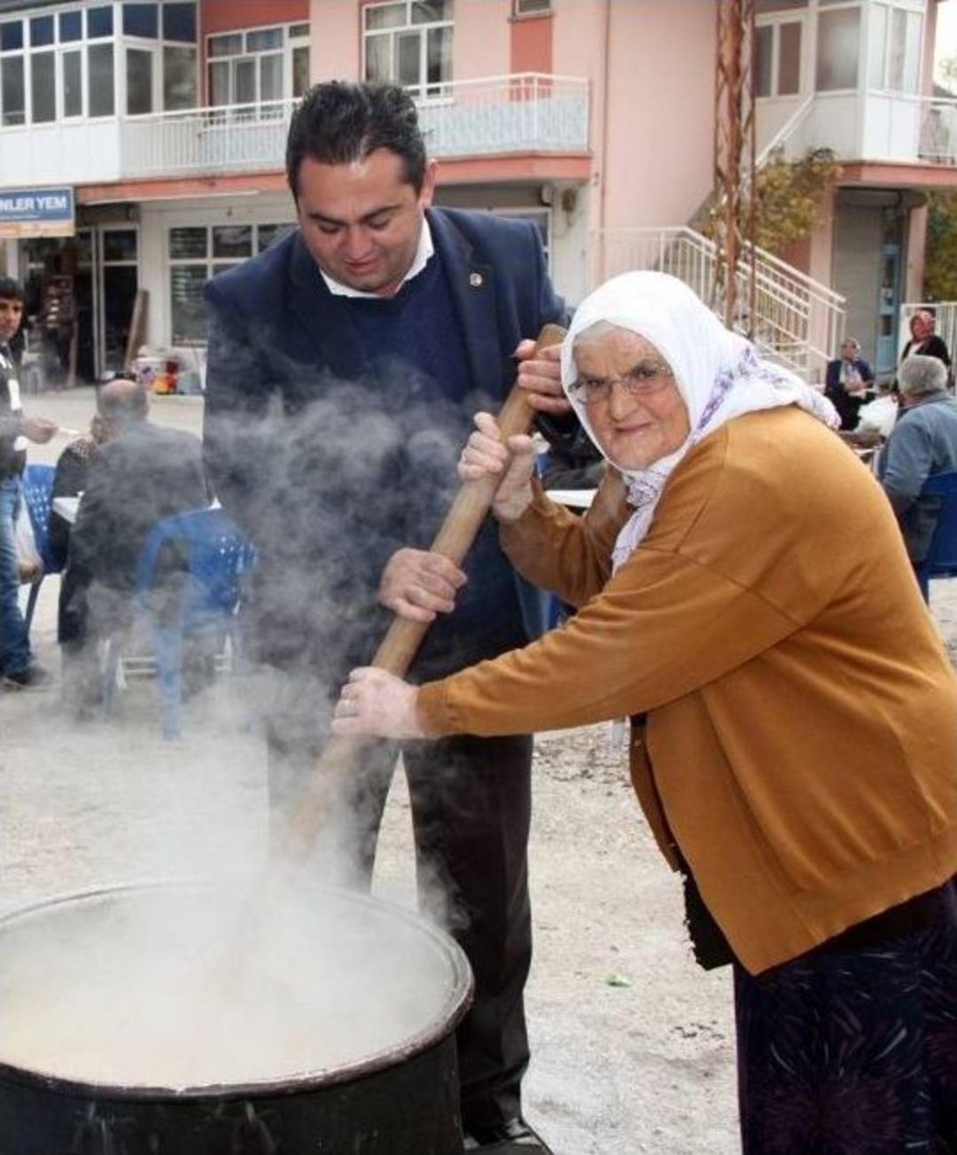 İbradı Belediyesi Mahallelerde Aşure Dağıttı