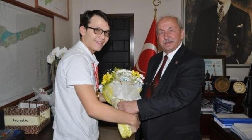 Başarılı Y&uuml;z&uuml;c&uuml; Ataberk Y&uuml;cel Tekirdağ B&uuml;y&uuml;kşehir Belediye Başkanı Kadir Albayrak&rsquo;ı Ziyaret Etti