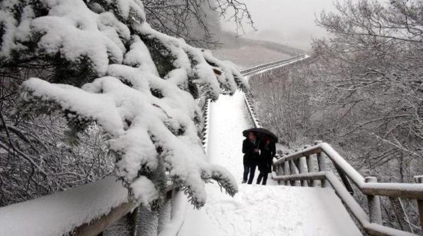 ABANT'A MEVSİMİN İLK KARI YAĞDI