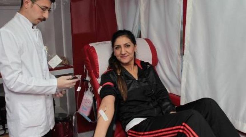 KARATE FEDERASYONU BAŞKANI VE ANTREN&Ouml;RLER KAN VERDİ