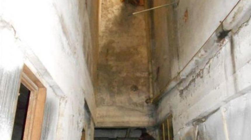 &Uuml;NİVERSİTE &Ouml;ĞRENCİSİ, YAN BLOKTAN EVİNE PENCEREDEN GE&Ccedil;MEK İSTERKEN D&Uuml;Ş&Uuml;P &Ouml;LD&Uuml;