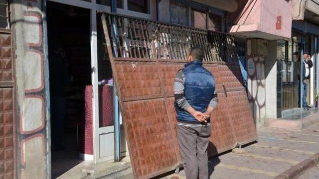 DEMİR KAPI DEVRİLDİ, ALTINDA KALAN KADIN YARALANDI