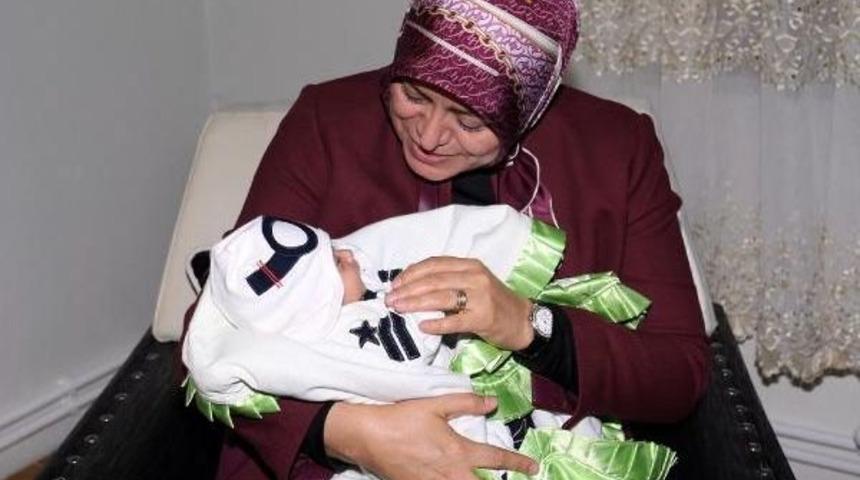 CUMHURBAŞKANI ERDOĞAN'DAN ADAŞINA &Ccedil;EYREK ALTIN