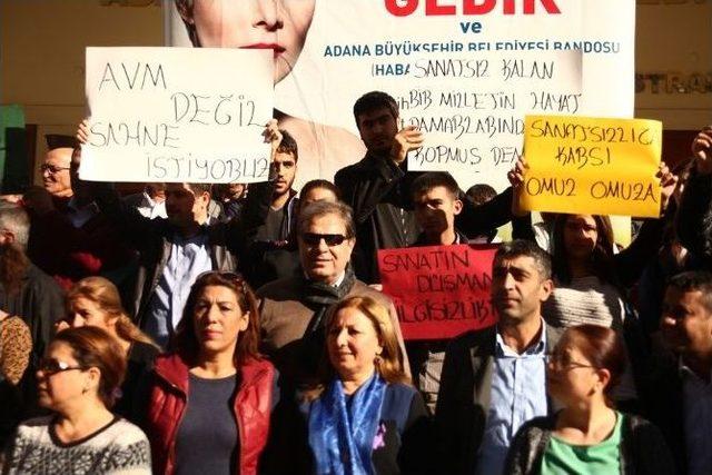 Tiyatrocular Tüsak’ı Protesto Etti