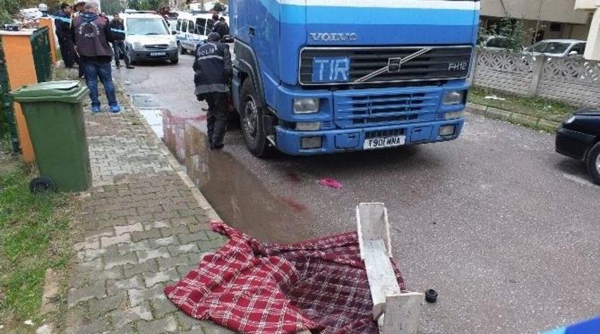 Geri Manevra Yapan Tır S&uuml;r&uuml;c&uuml;s&uuml; Eşini Ezdi