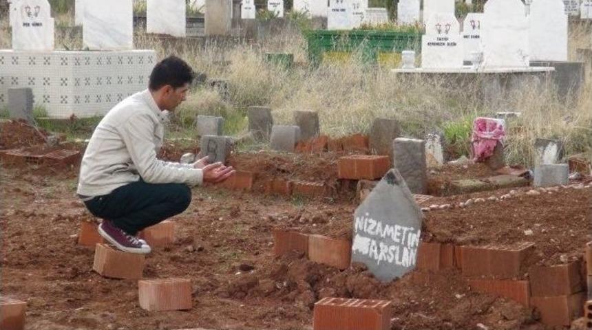 D&ouml;v&uuml;lerek &Ouml;ld&uuml;r&uuml;len &Ouml;ğretmen Batman&rsquo;da Toprağa Verildi