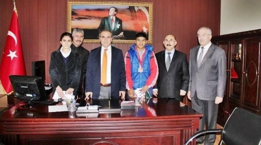 Kaymakam Beyazyıldız&rsquo;dan Başarılı &Ouml;ğrencilere &Ouml;d&uuml;l