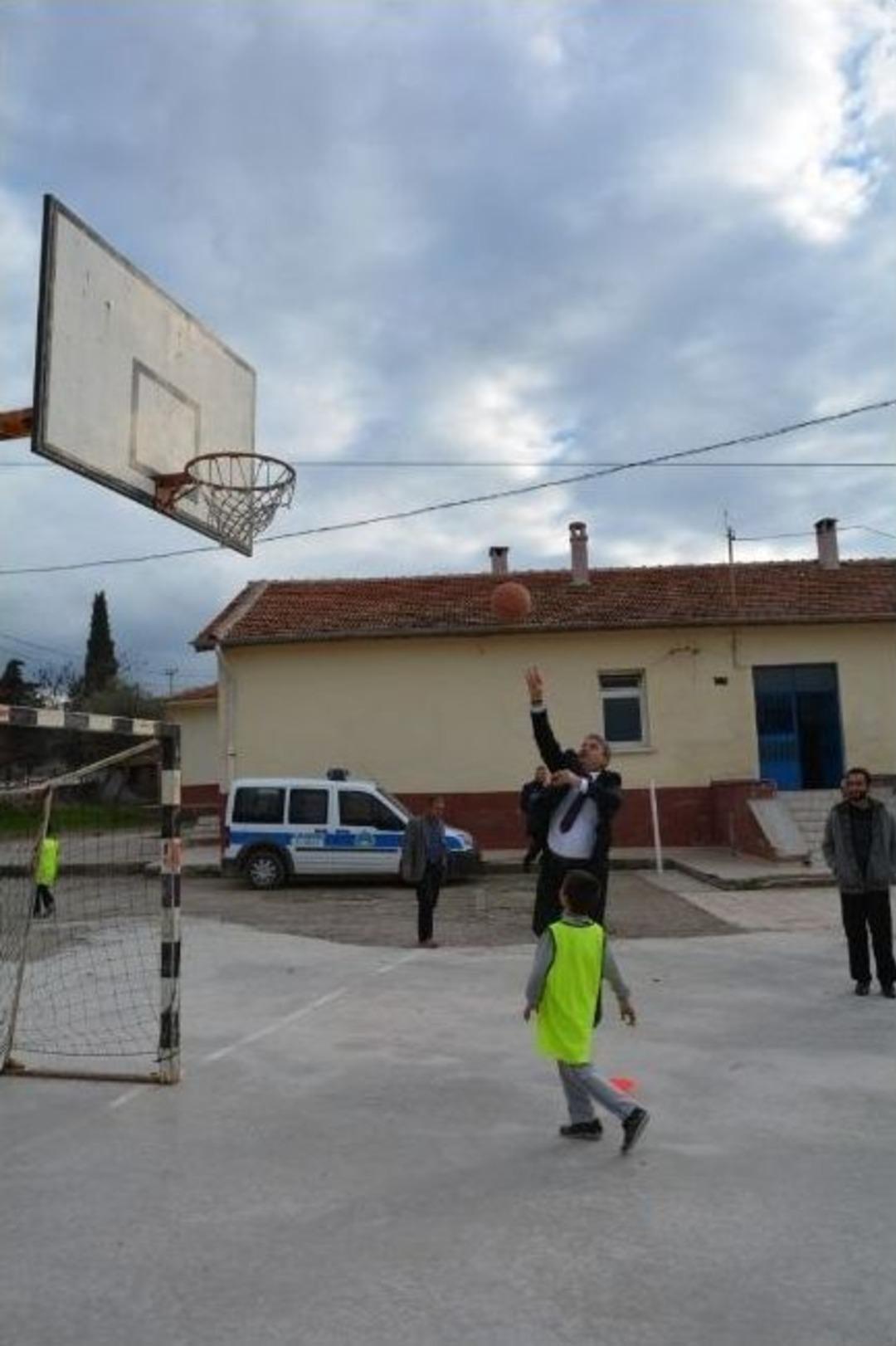 Başkan &Ccedil;er&ccedil;i &Ouml;ğrencilerle Basketbol Oynadı