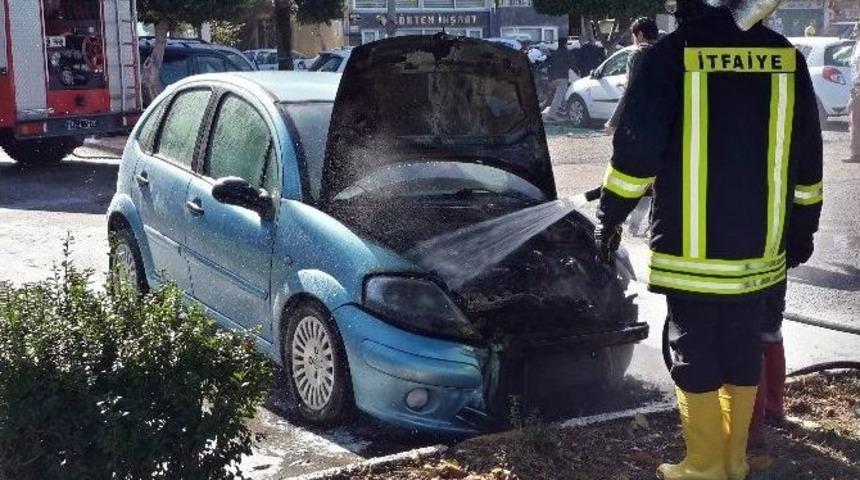 Park Halindeki Ara&ccedil;ta Elektrik Kontağından Yangın &Ccedil;ıktı