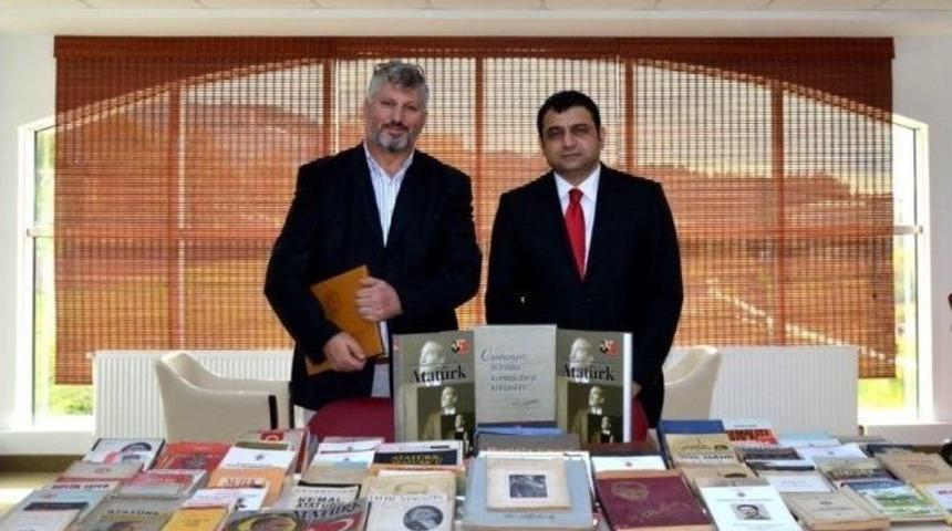 Ahmet Uslu&rsquo;dan &Ccedil;om&uuml; K&uuml;t&uuml;phanesine Bağış