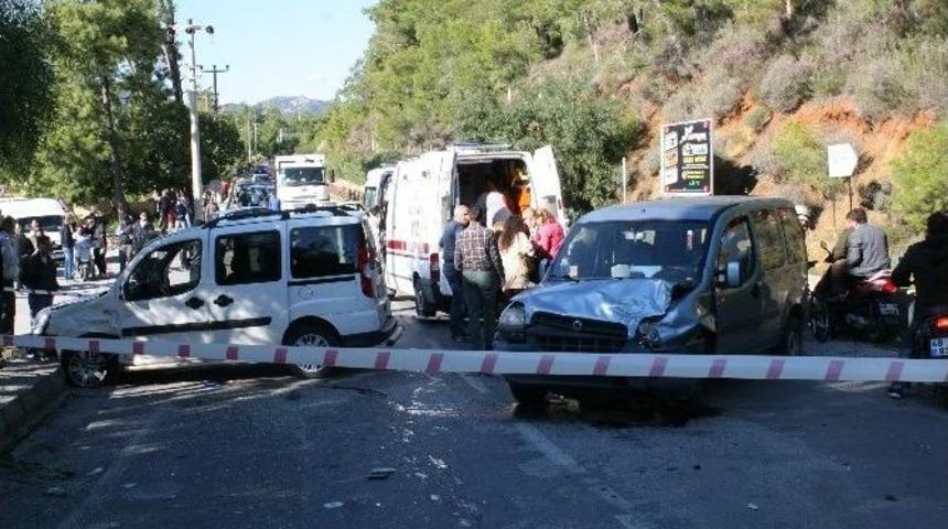 Marmaris&rsquo;te Kavşakta 3 Ara&ccedil; Birbirine Girdi: 2 Yaralı