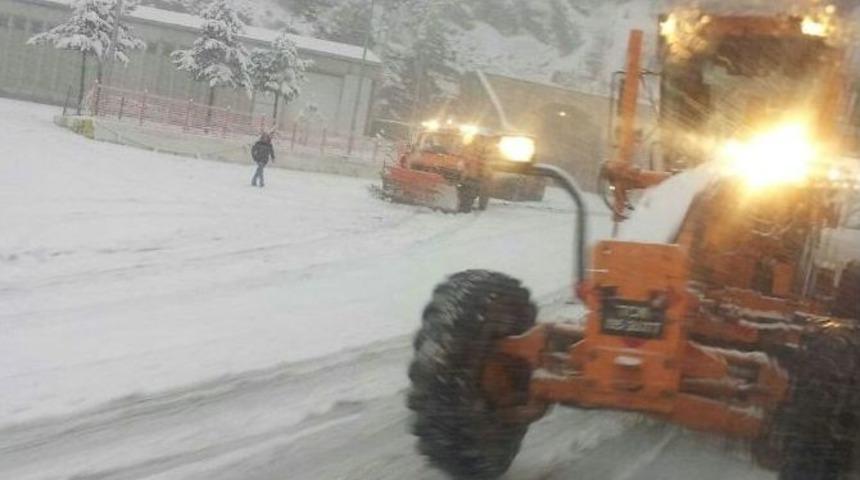 Zigana Ge&ccedil;idi&rsquo;nde Kar Yağışı Ulaşımı Olumsuz Etkiliyor