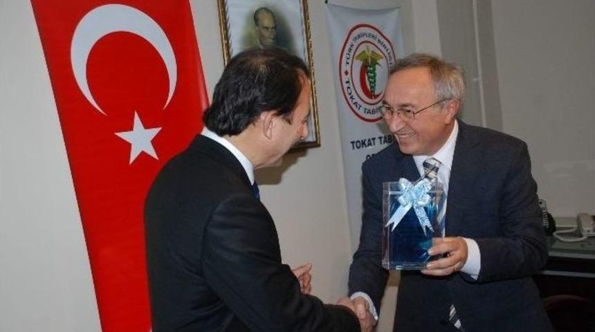 Meslekte 20 Yılını Dolduran Doktora Plaket