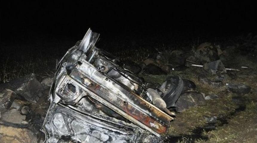 Kaza Yapan Ara&ccedil; Alev Aldı: 2 Yaralı