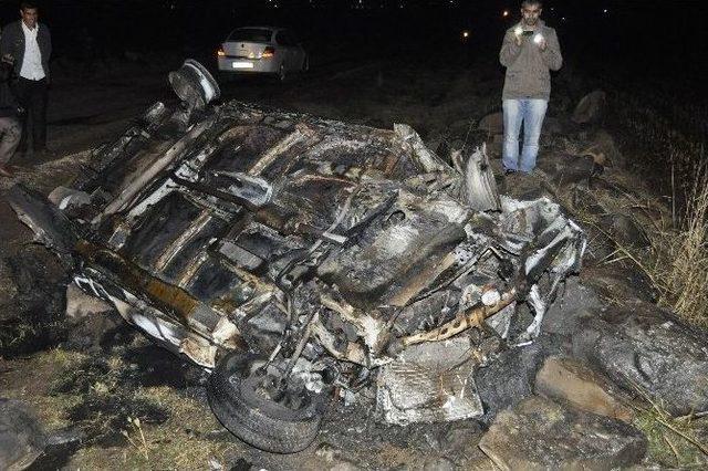 Kaza Yapan Araç Alev Aldı: 2 Yaralı