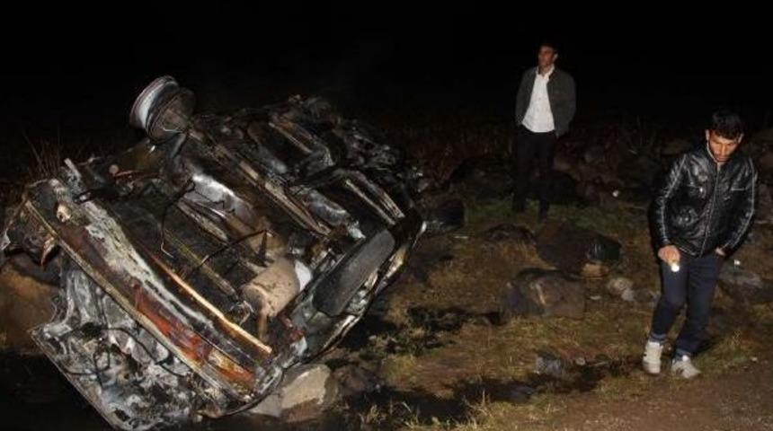 DEVRİLEN OTOMOBİL ALEV ALDI: 2 YARALI