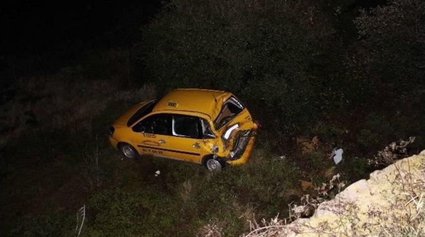 Ticari Taksi 15 Metrelik Duvardan U&ccedil;tu: 1 Yaralı