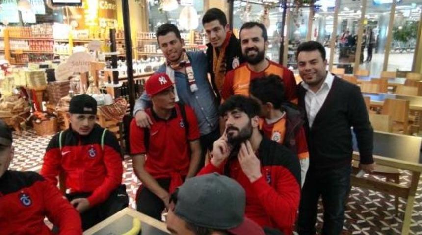 TRABZONSPOR'U GALATASARAYLI TARAFTARLAR UĞURLADI