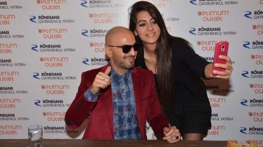 Soner Sarıkabadayı Adanalı Hayranlarıyla Buluştu