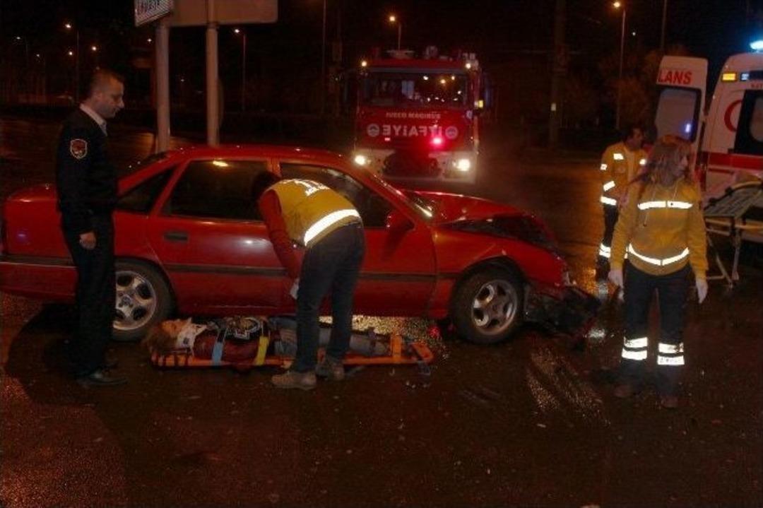 Kaza Yapan Kadın S&uuml;r&uuml;c&uuml; Şok Ge&ccedil;irdi