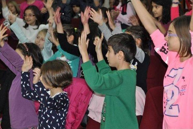 Neü Çocuk Korosu Çalışmalarını Sürdürüyor 1